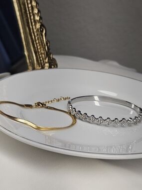 The Luxury Mixed-Metal Bracelet Stack ✨👑